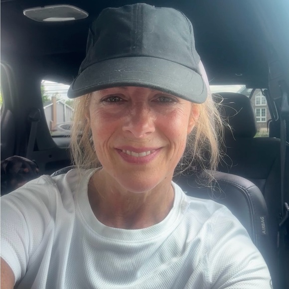 Meet your Posher, Lori - Picture 1 of 2